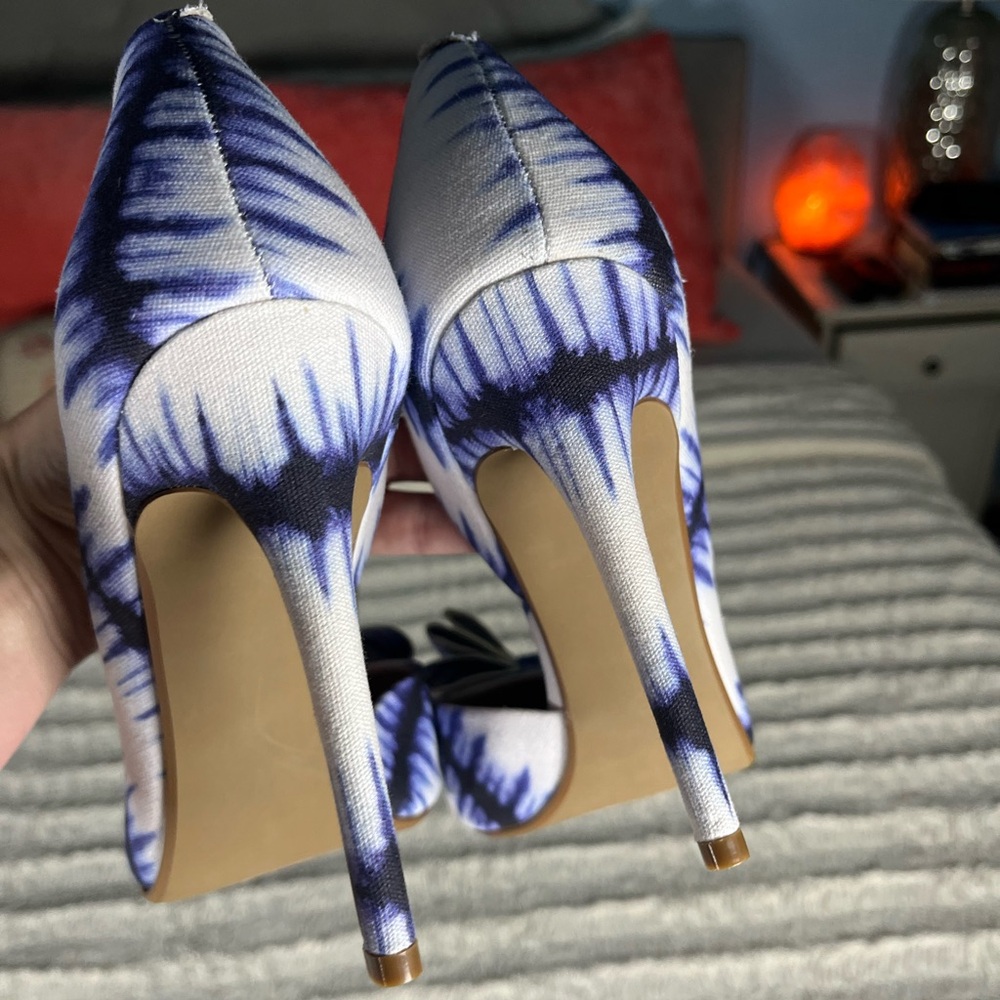 Betsey Johnson Prince Tie Dye Pumps Stilettos D’Orsay With Bow Size 9 NWOB - Picture 7 of 8